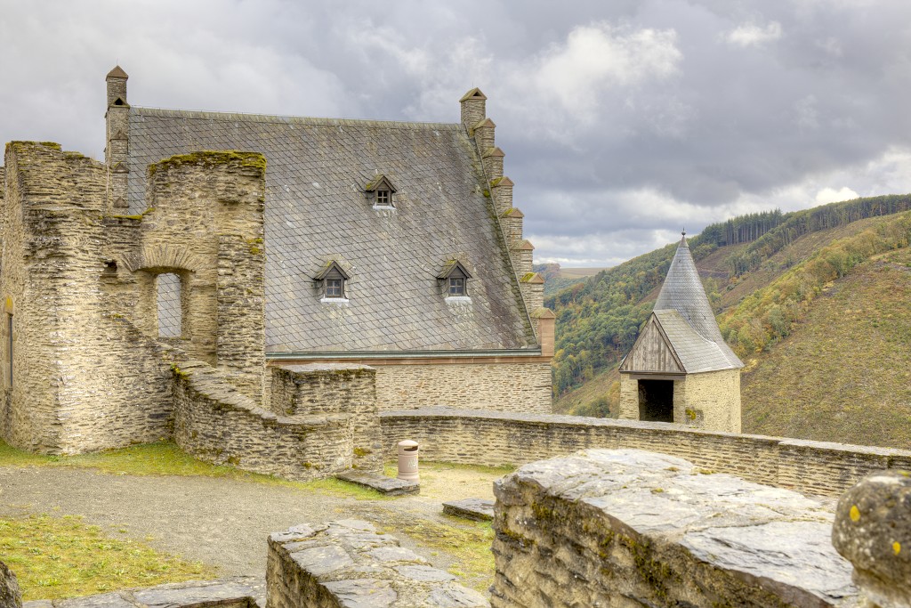 chateau kasteel Bourscheid luxemburg luxembourg burcht ruine slot unesco erfgoed middeleeuwen ardennen